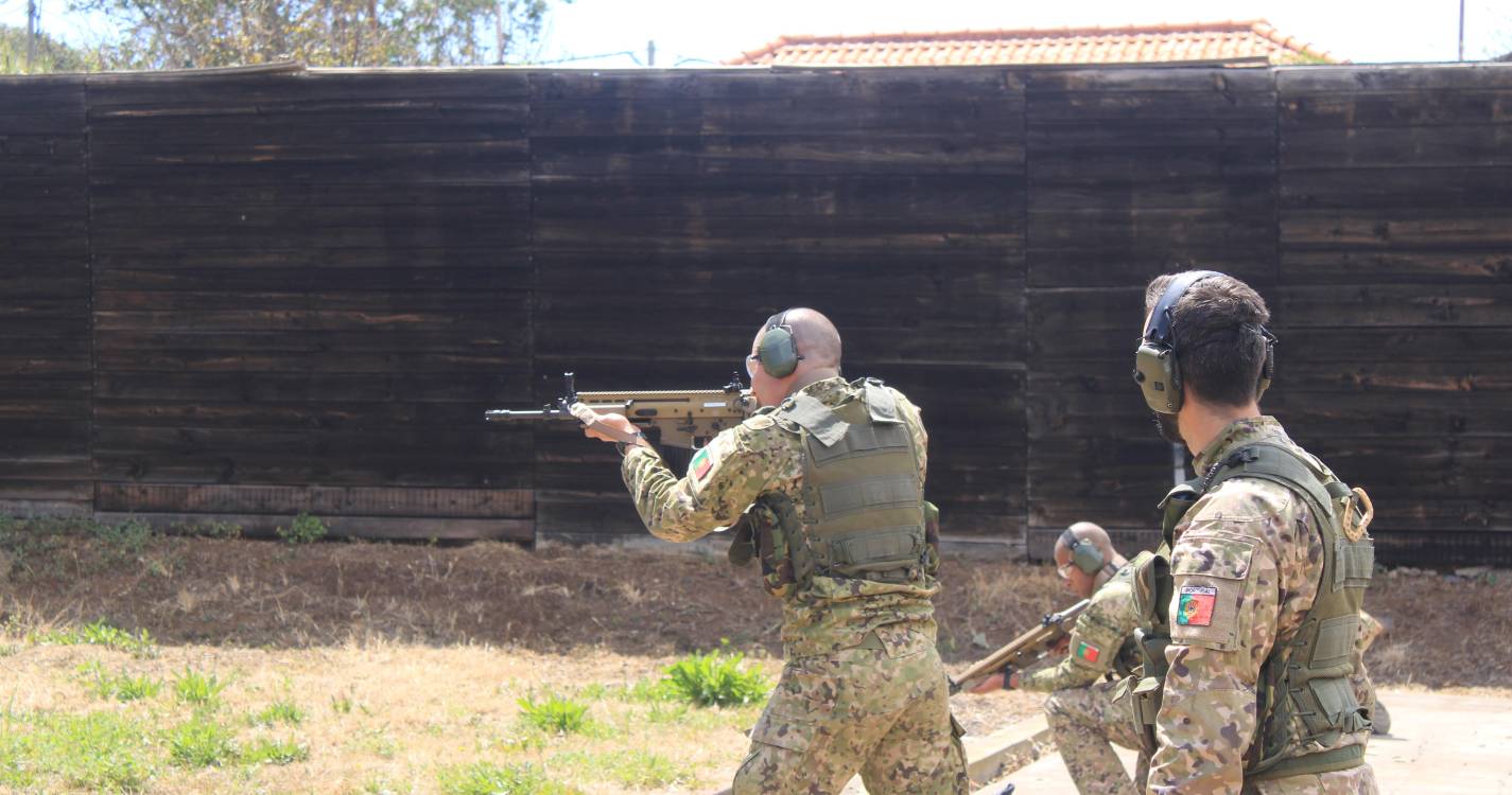 Militares em sessões noturnas de tiro