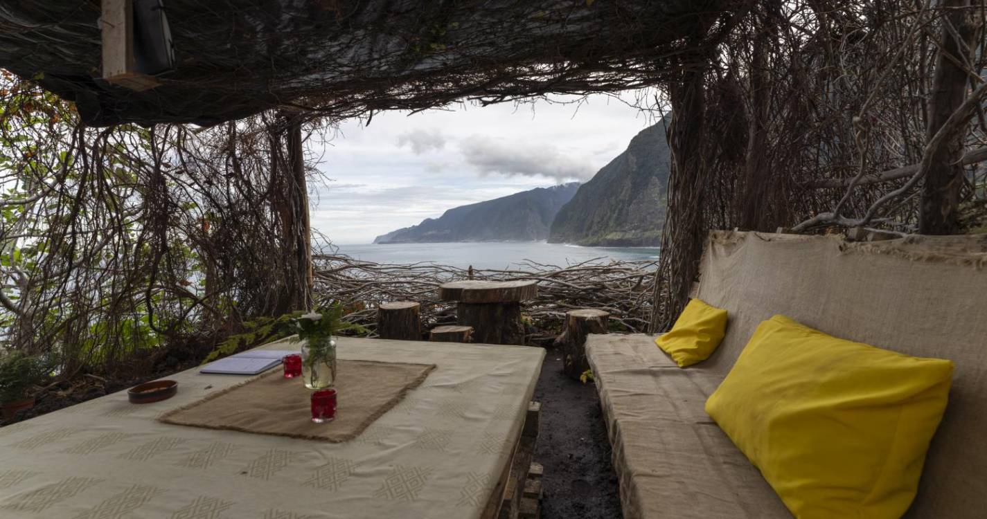‘Perdidos e Achados’: ‘Ninho’ sustentável convida à meditação ao som do mar (com fotos)