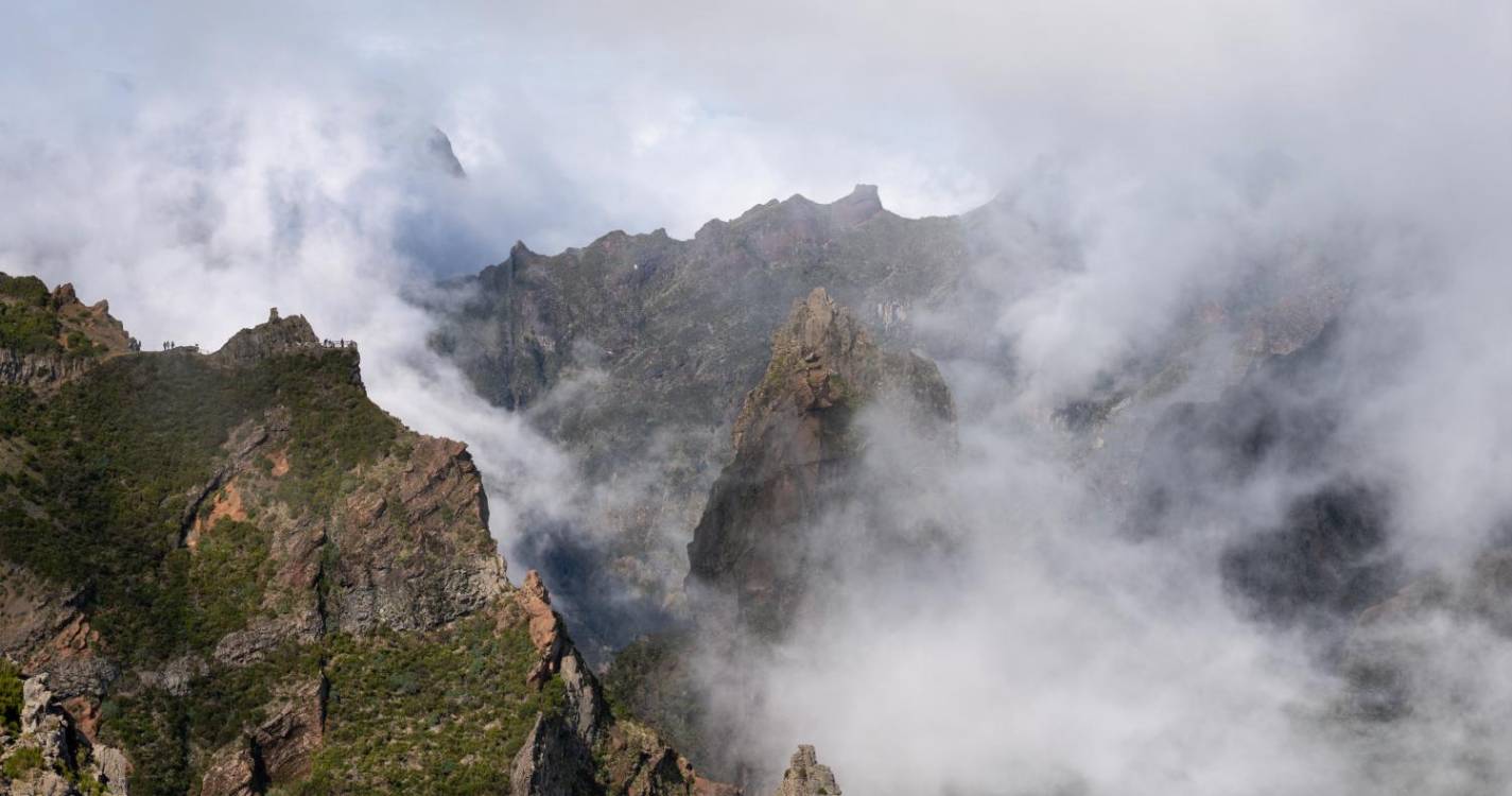 Conte com céu nublado e com vento de sudoeste