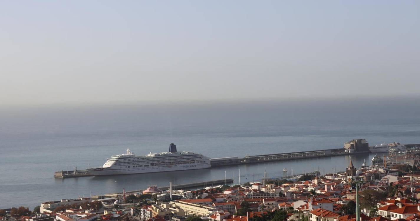 ‘Aurora’ embeleza Porto do Funchal antes da chegada do ‘Mein Schiff 1’