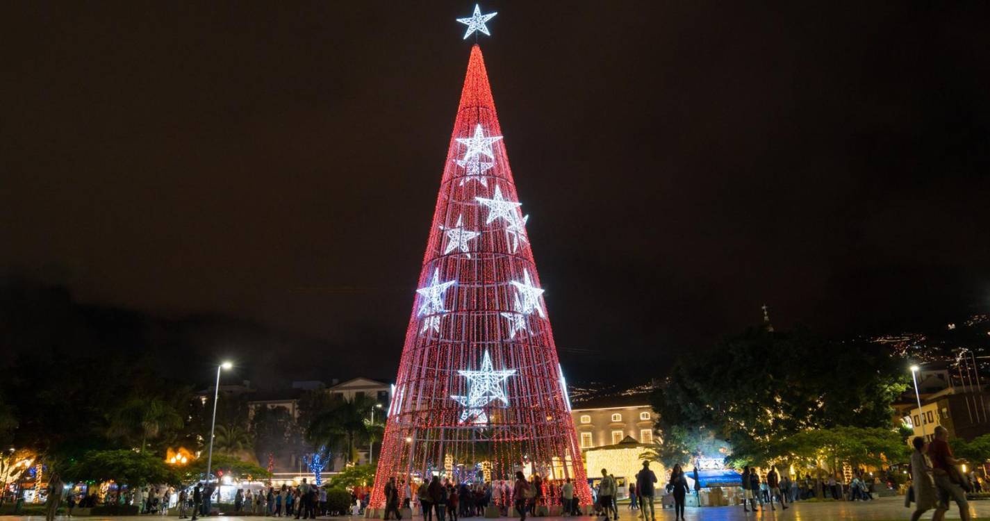 Iluminações de Natal acendem às 19 horas