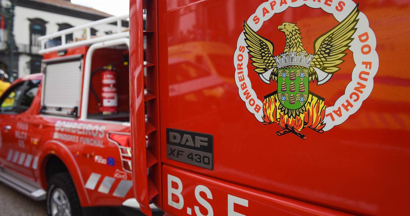 Bombeiros combatem foco de incêndio em mato na Ajuda