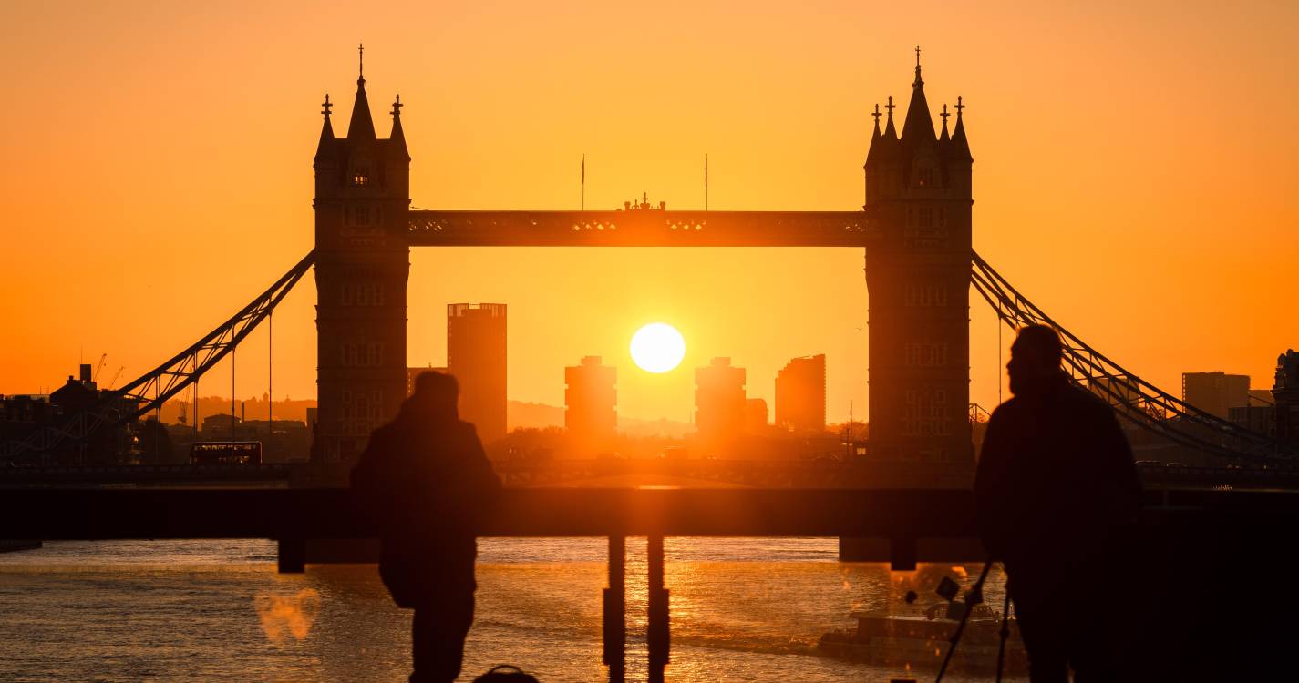 Dez pessoas hospitalizadas devido a ataques com faca em comboio com destino a Londres