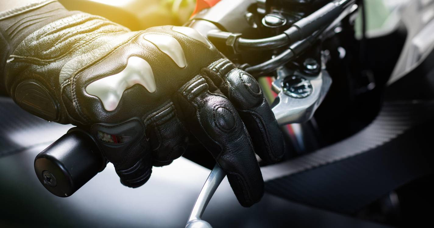 Homem ferido em despiste de mota em Santa Luzia