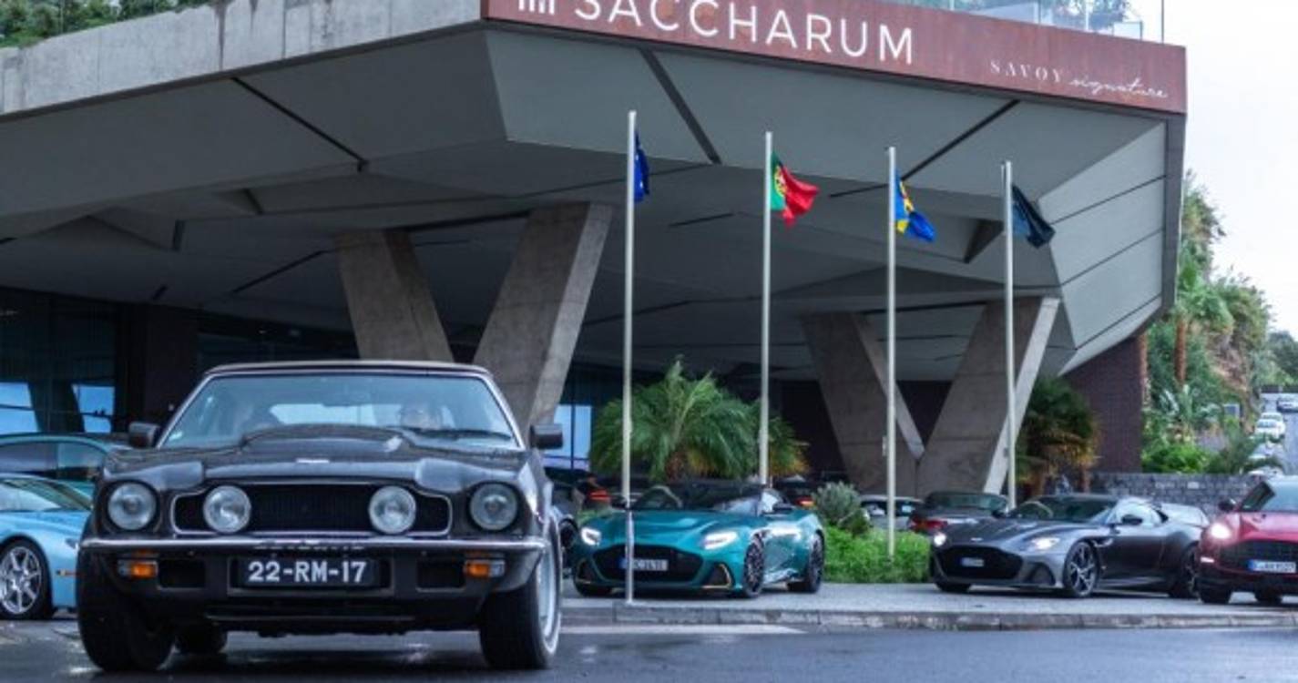Veja as fotos da caravana de bólides da Aston Martin à saída do hotel Saccharum na Calheta