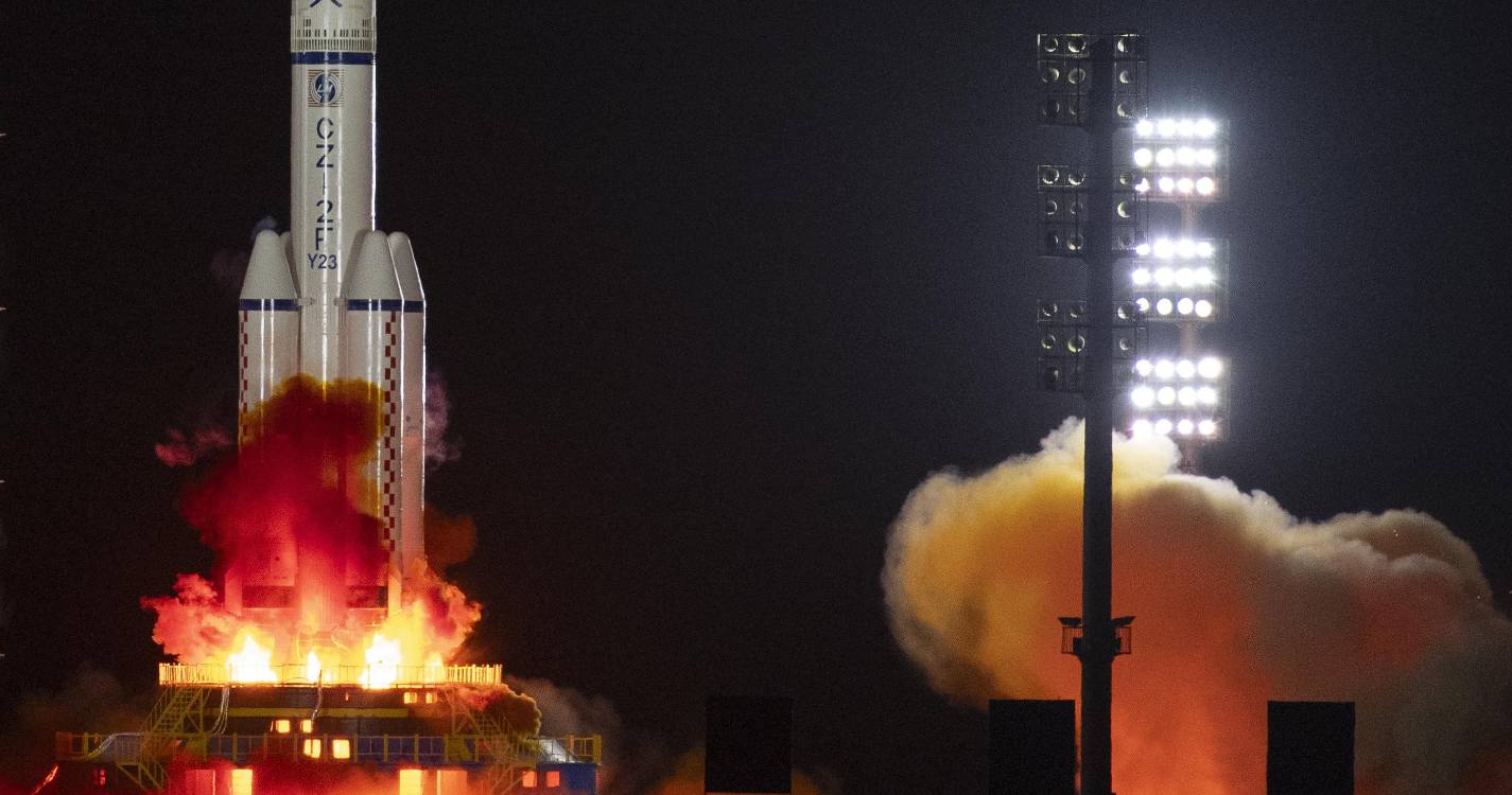 China lança nave Shenzhou 23 com um dos três astronautas que ficará um ano no espaço
