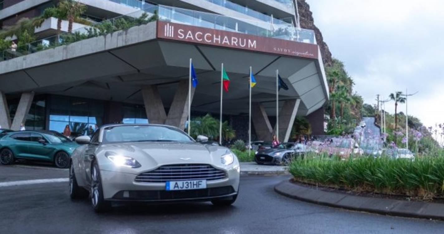Veja as fotos da caravana de bólides da Aston Martin à saída do hotel Saccharum na Calheta