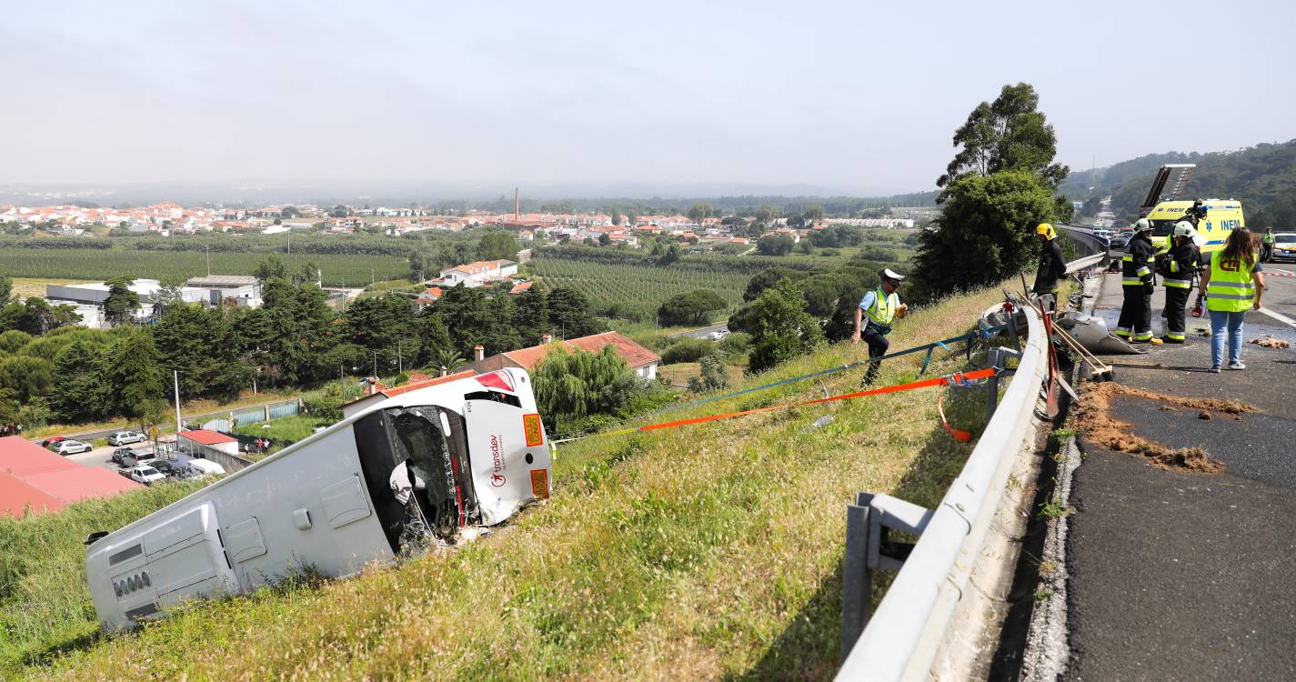 Colisão entre camião e autocarro escolar faz sete feridos na A8 em Alcobaça