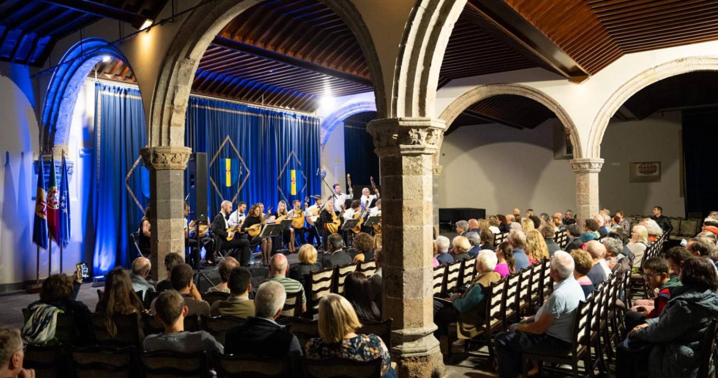 Veja como o tenor Carlos Guilherme cantou Max com a Orquestra de Bandolins