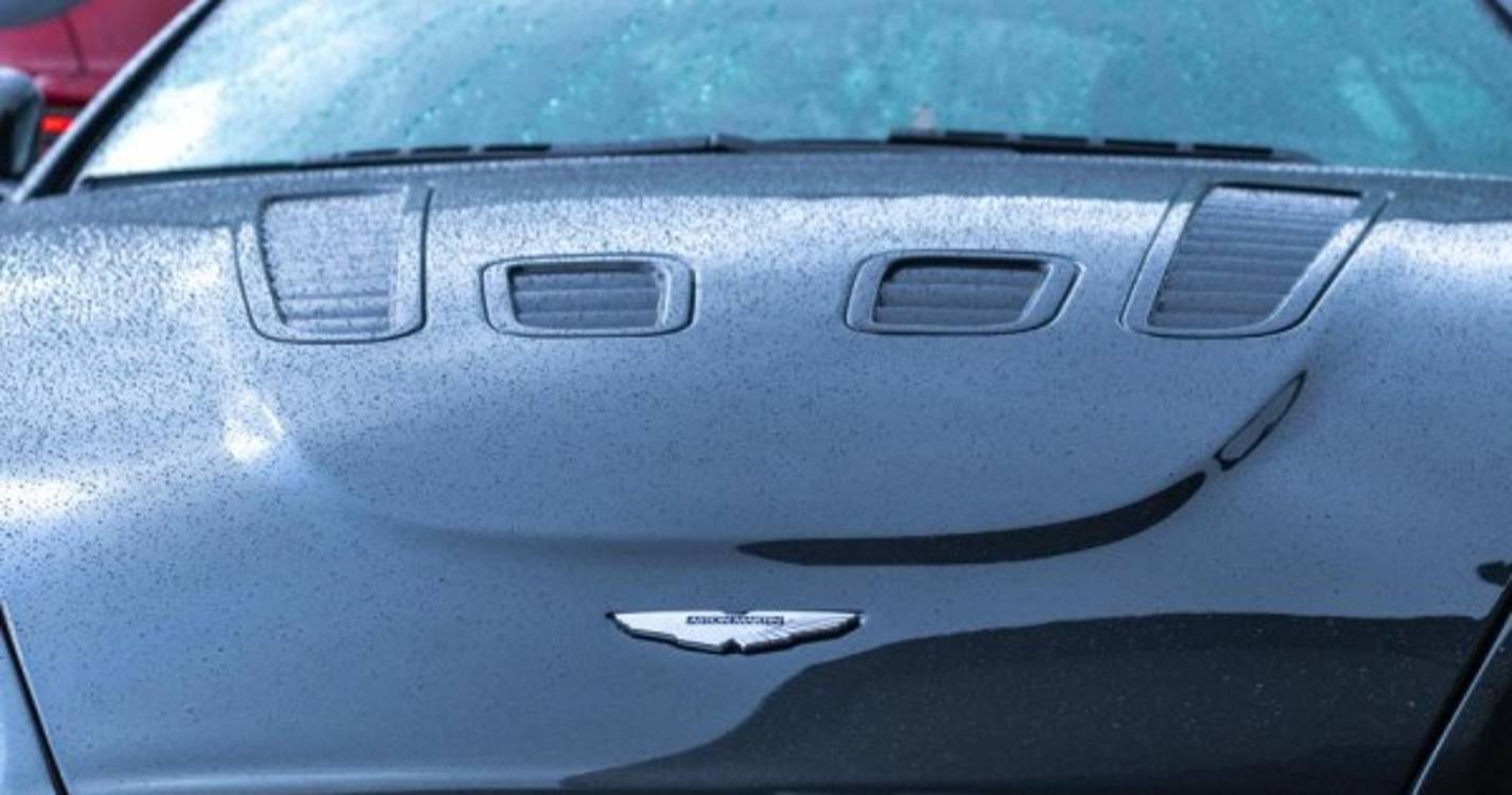 Veja as fotos da caravana de bólides da Aston Martin à saída do hotel Saccharum na Calheta