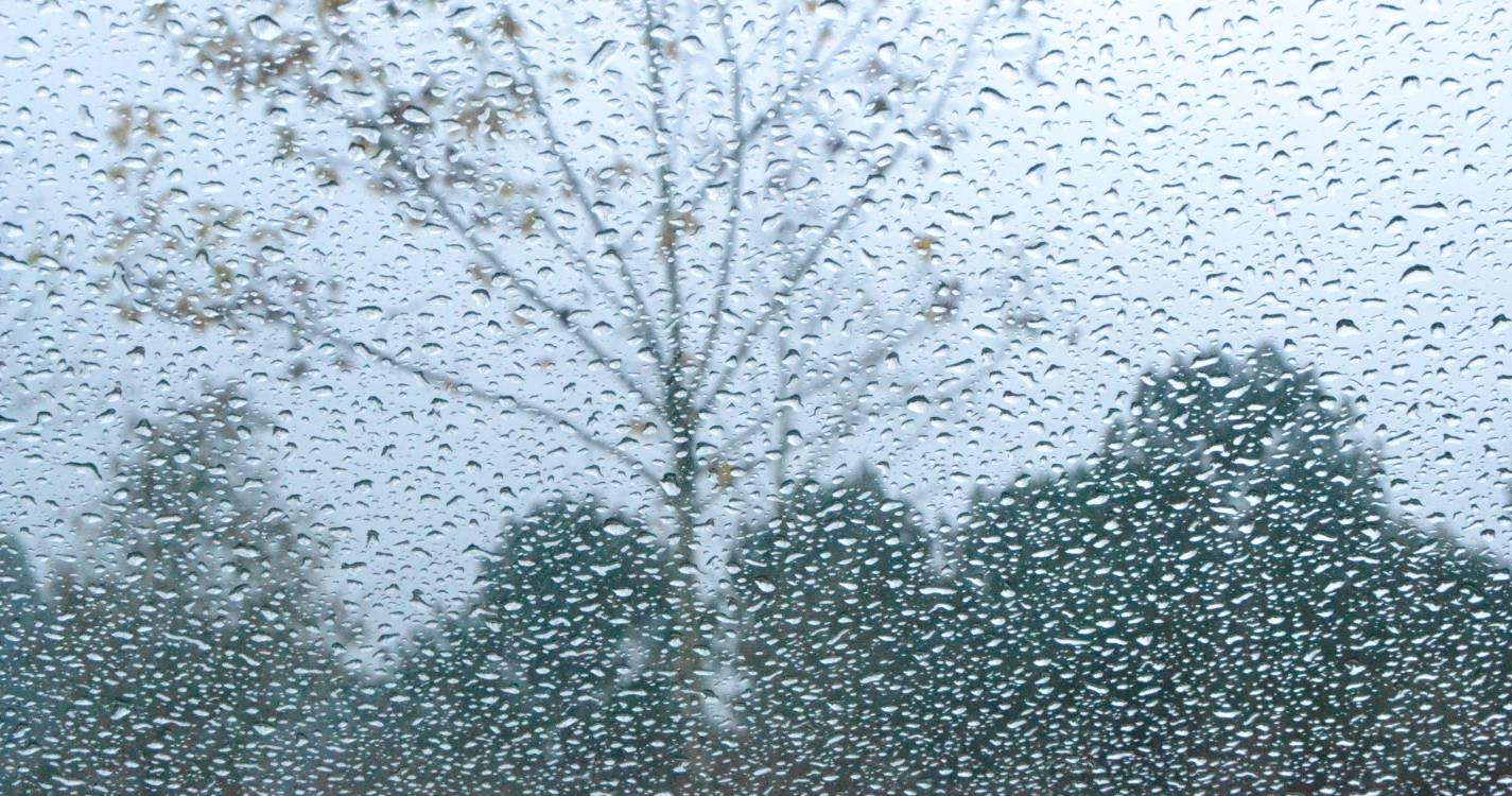 Chuva e frio no arranque do fim de semana