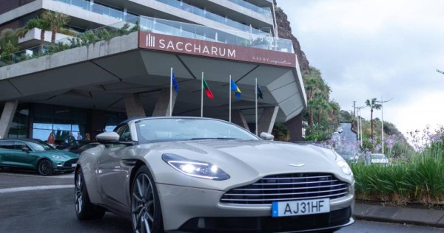 Veja as fotos da caravana de bólides da Aston Martin à saída do hotel Saccharum na Calheta