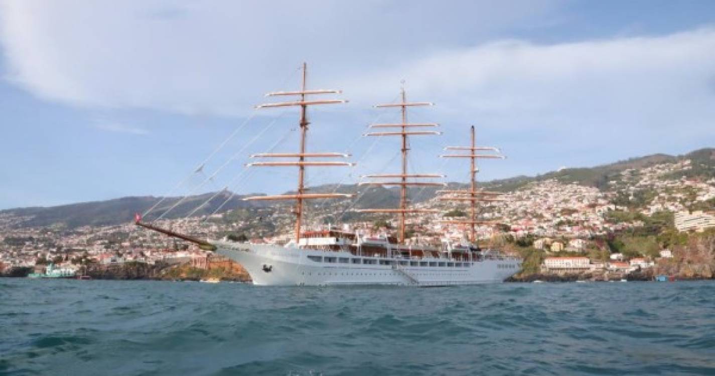 Veja de perto os navios que abrilhantam a baía do Funchal