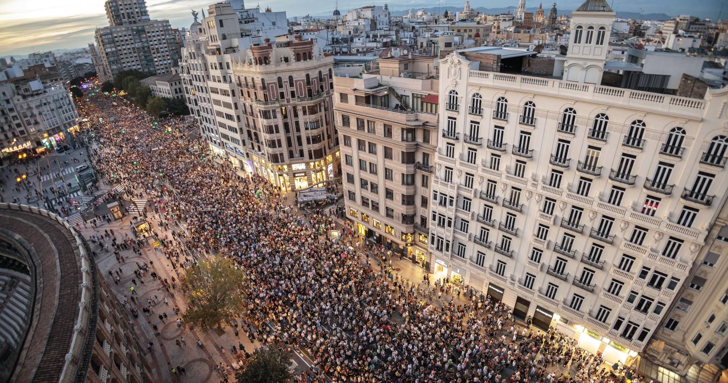 Espanha: Milhares marcham em Valência exigindo demissão do presidente do governo regional