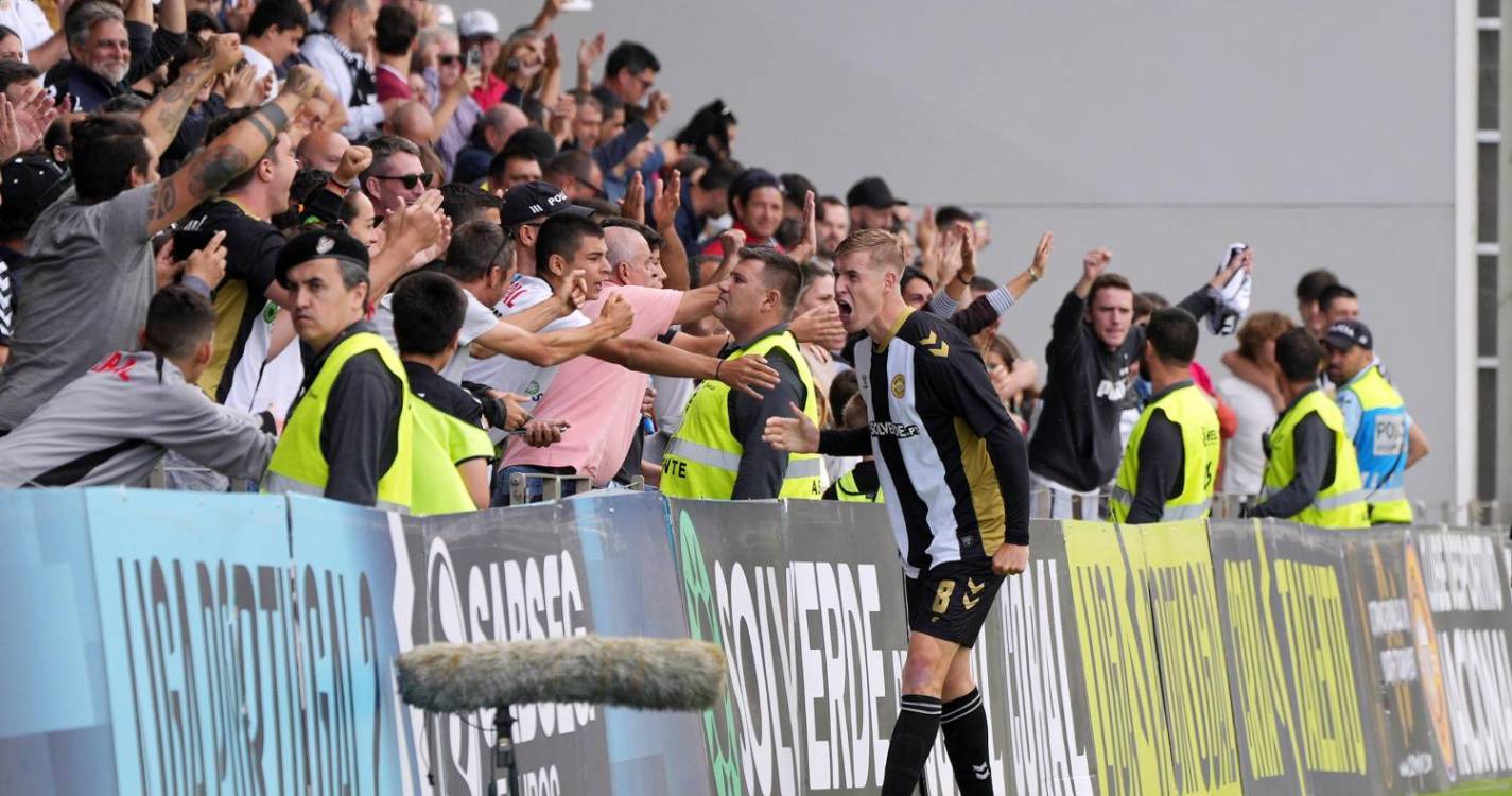 Nacional vence em Tondela (3-2) e garante subida