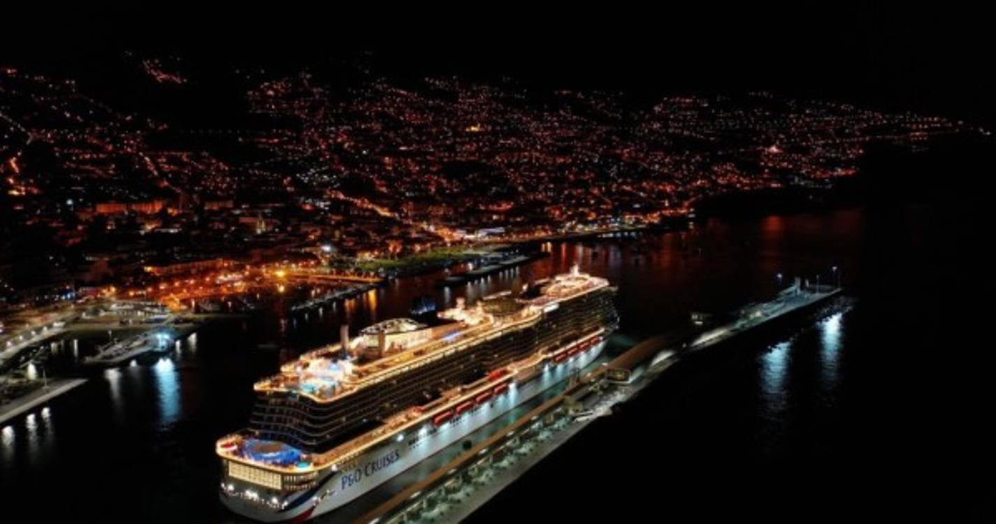 Gigantes dos mares ‘Iona’ e ‘Europa 2’ emolduram Porto do Funchal (com fotos)