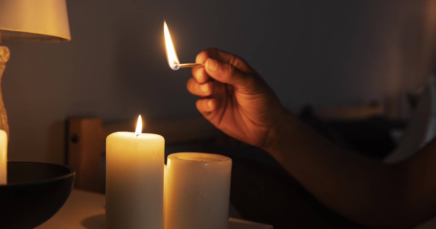 Vela provoca incêndio em residência em São Martinho