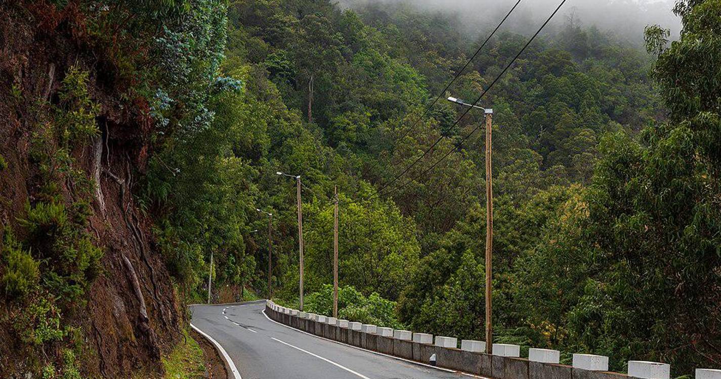 Derrocada encerra estrada no Faial