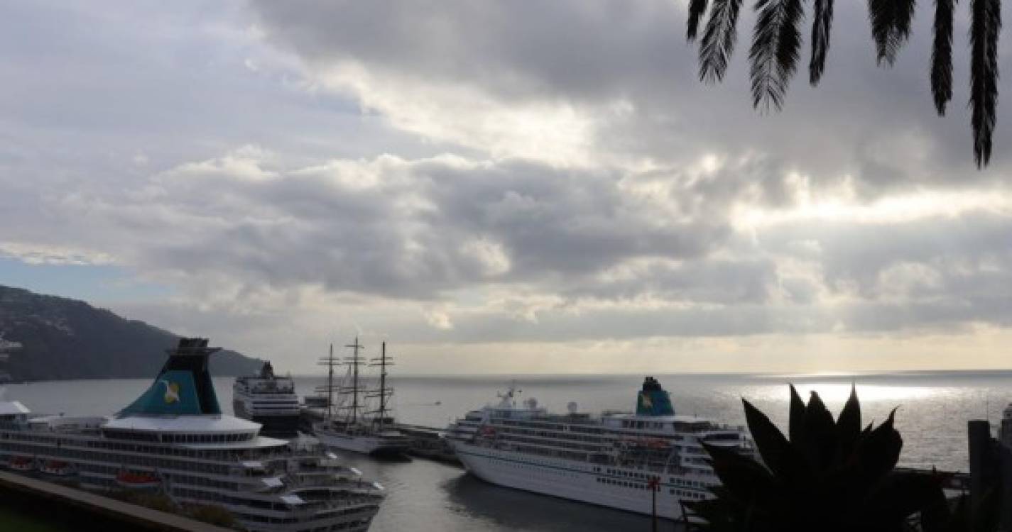 Três dos 13 navios de cruzeiro presentes na passagem de ano já estão na baía do Funchal (fotos)
