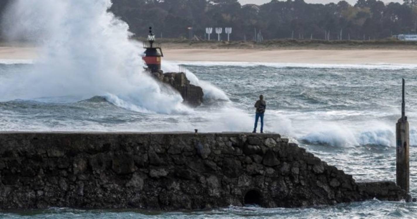 Tempestade Ciarán deverá ter originado os ventos mais fortes registados em décadas (com fotos)