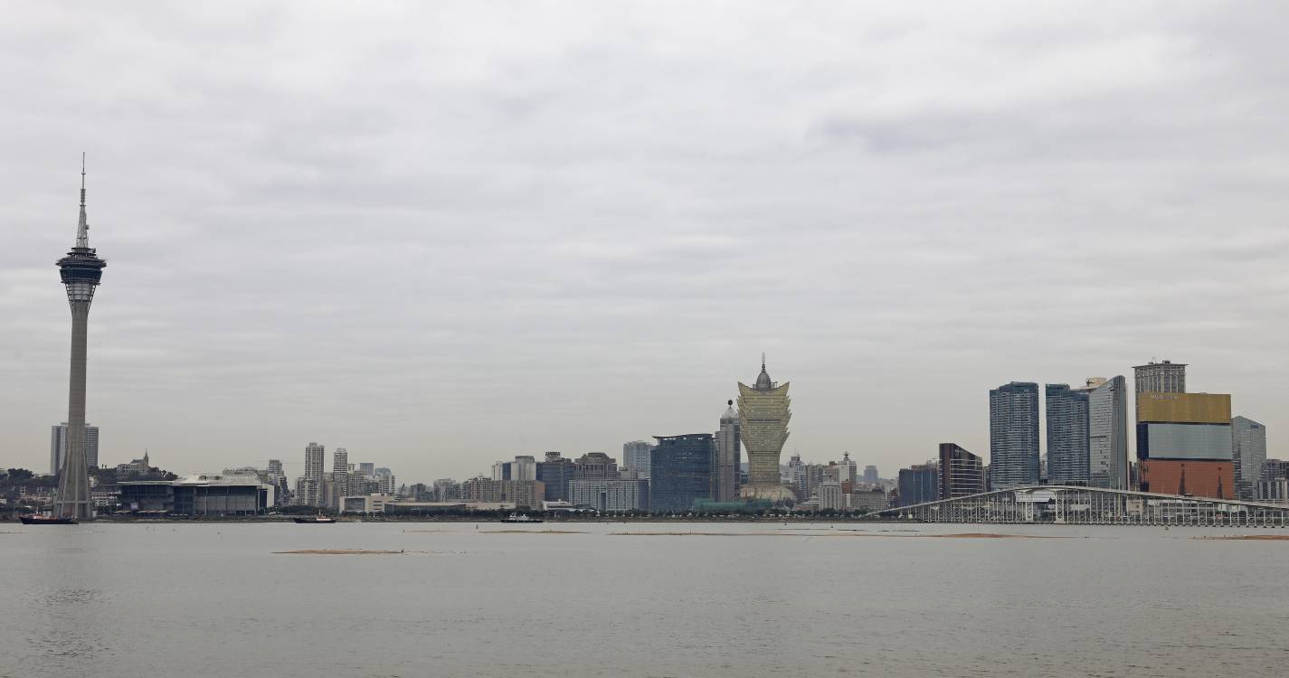 Macau apoia Hong Kong com 3,33 ME após incêndio que fez pelo menos 128 mortos