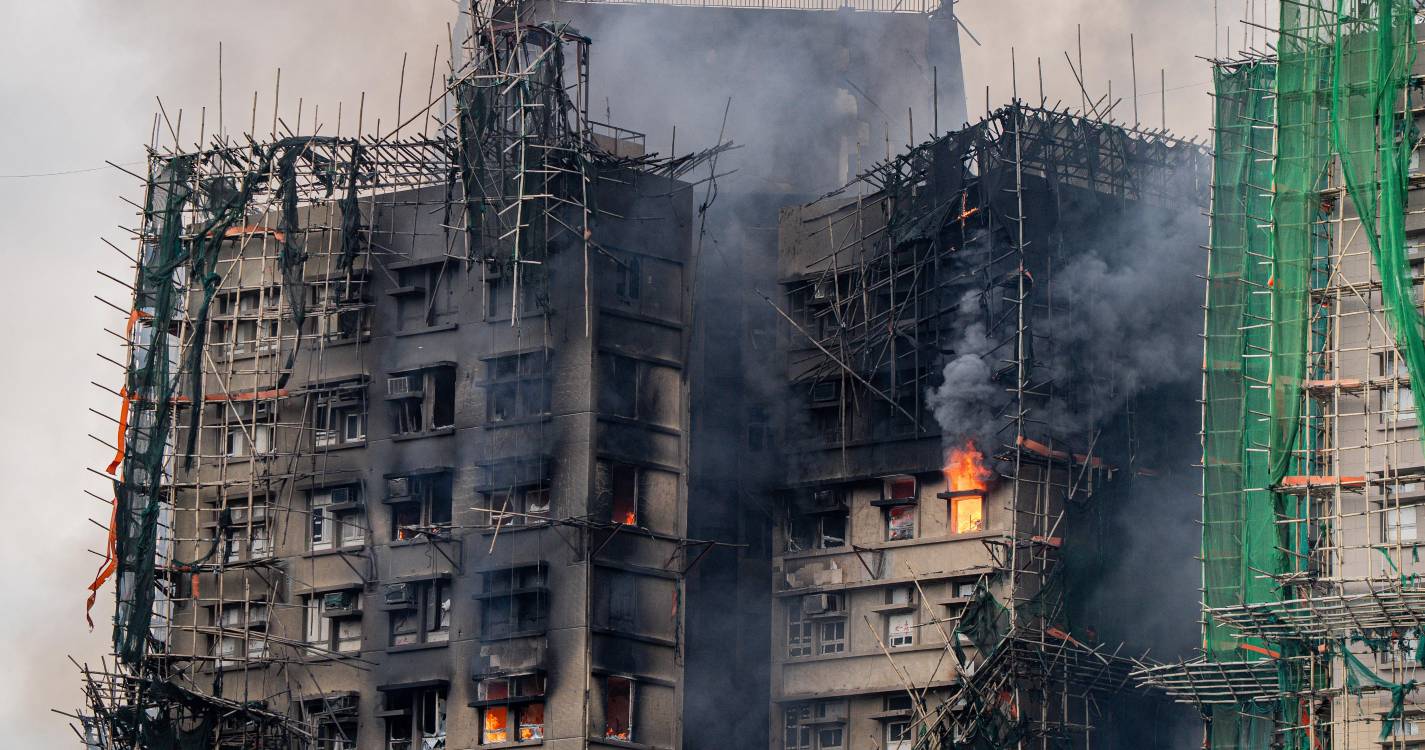 Governo de Hong Kong cria fundo de 33 milhões de euros a vítimas de incêndio