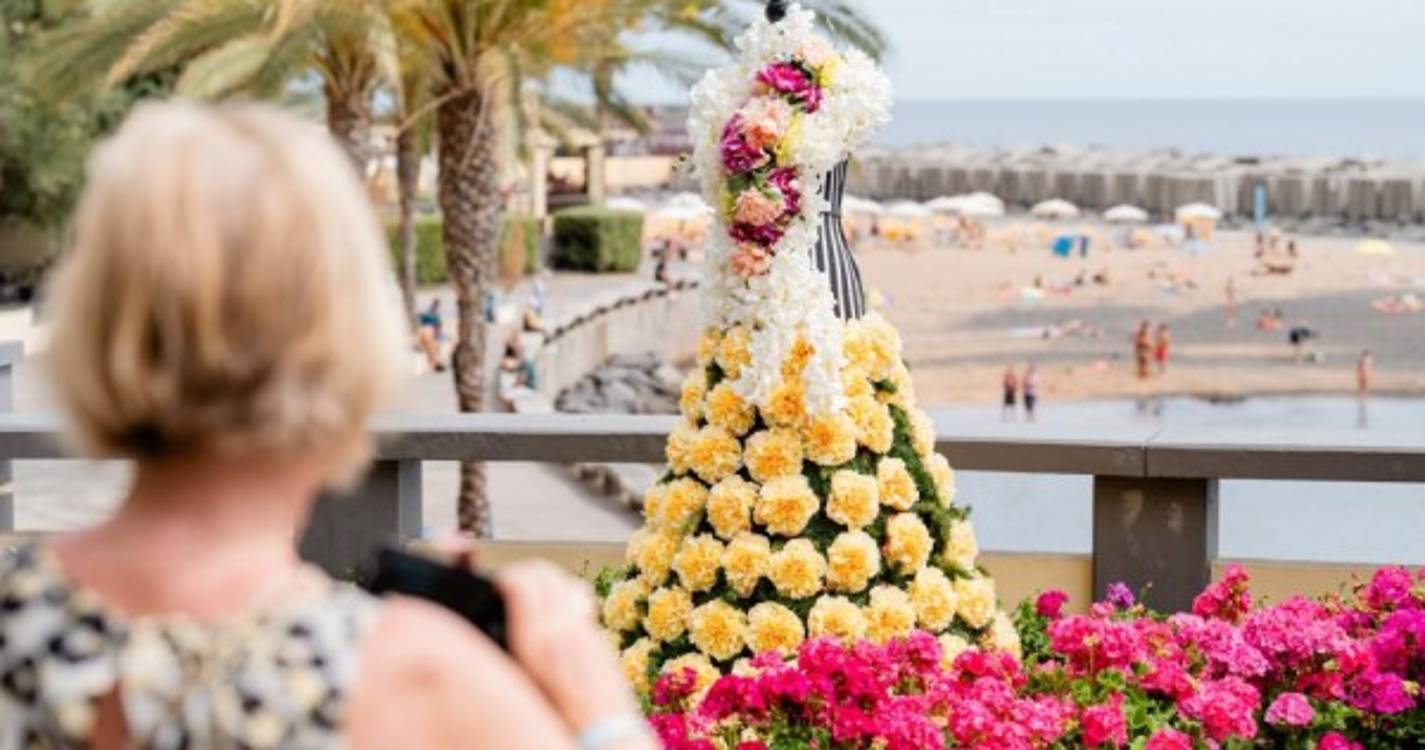 Crianças edificaram ‘Mural da Esperança’ na Calheta que está engalanada a preceito. Veja as imagens