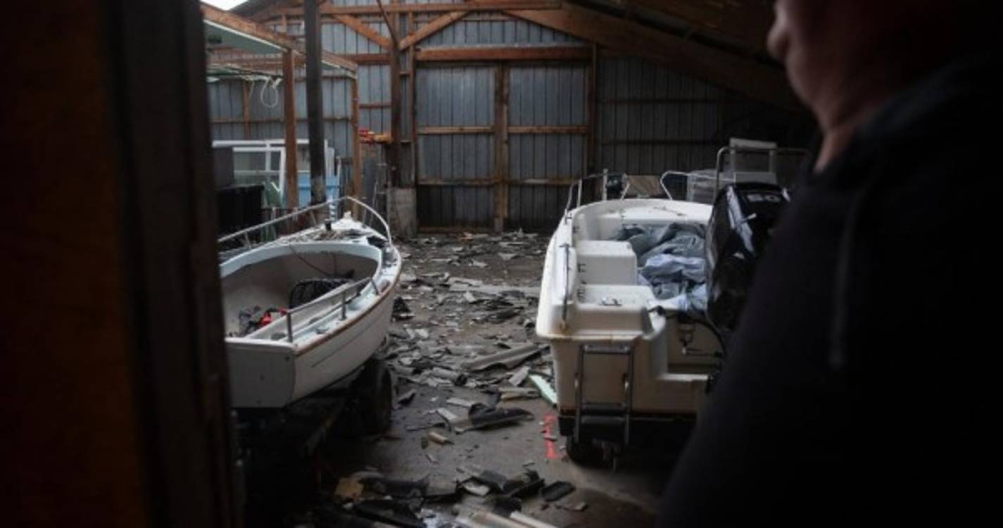 Tempestade Ciarán deverá ter originado os ventos mais fortes registados em décadas (com fotos)