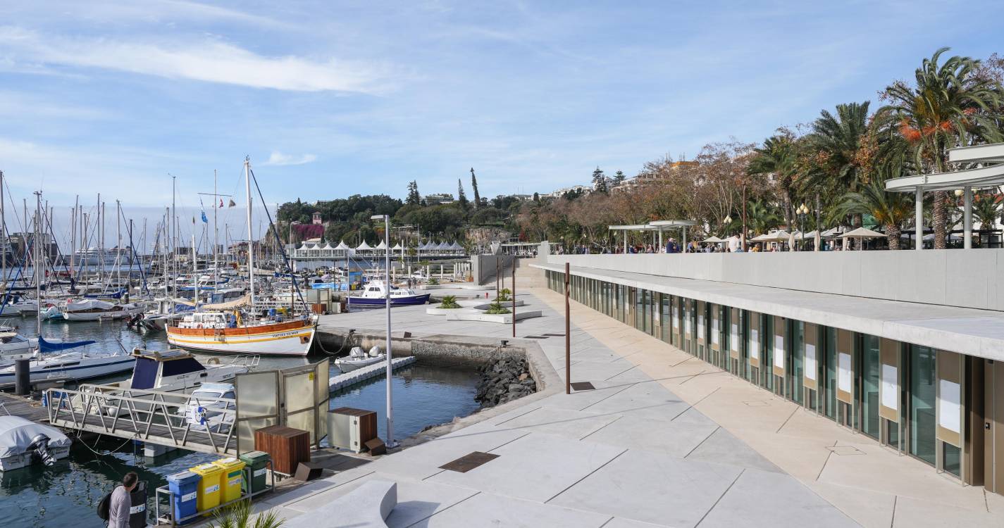 Tripulante de cruzeiro caiu e ficou preso esta madrugada na Marina do Funchal