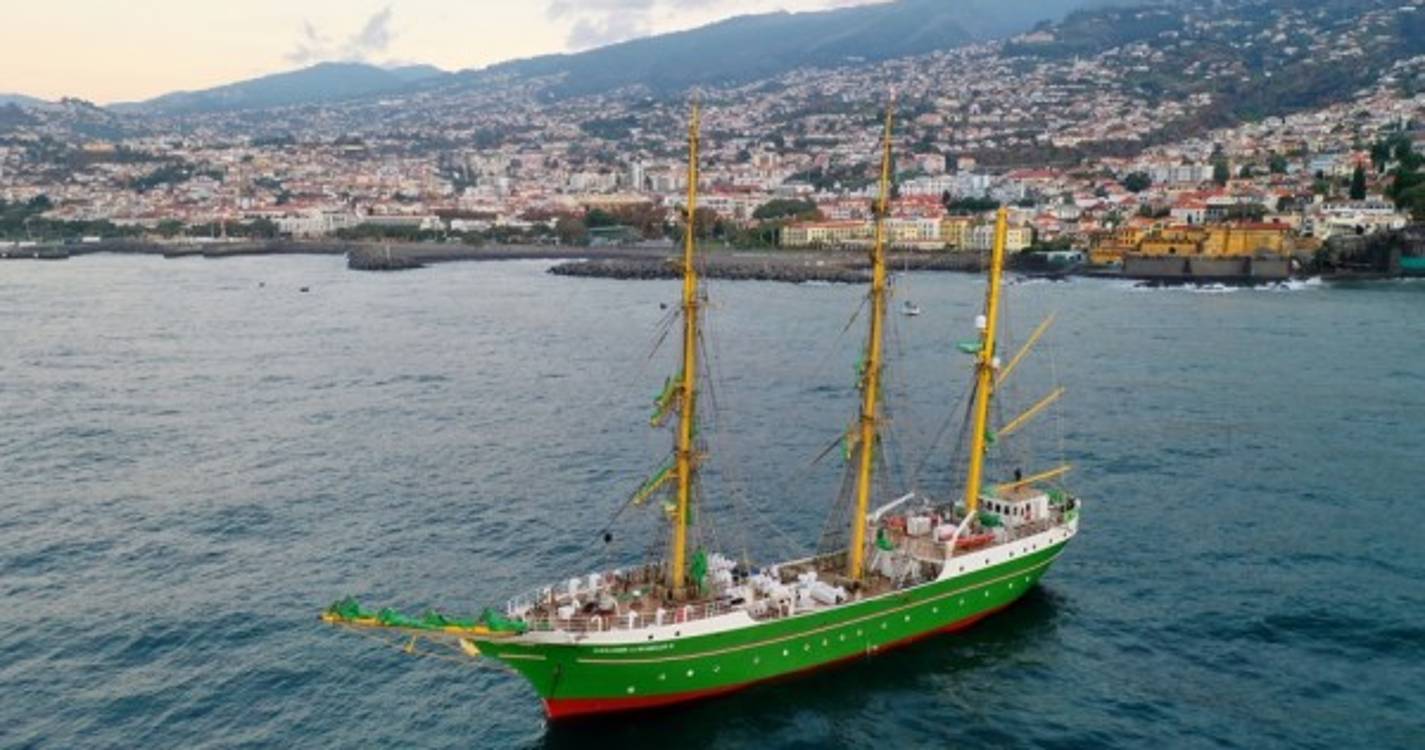 Amanhecer de segunda-feira com casa cheia no Porto do Funchal. Veja as imagens