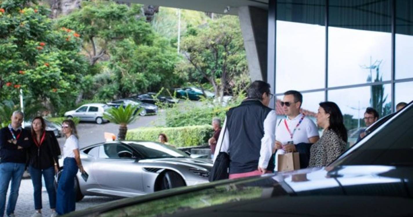 Veja as fotos da caravana de bólides da Aston Martin à saída do hotel Saccharum na Calheta