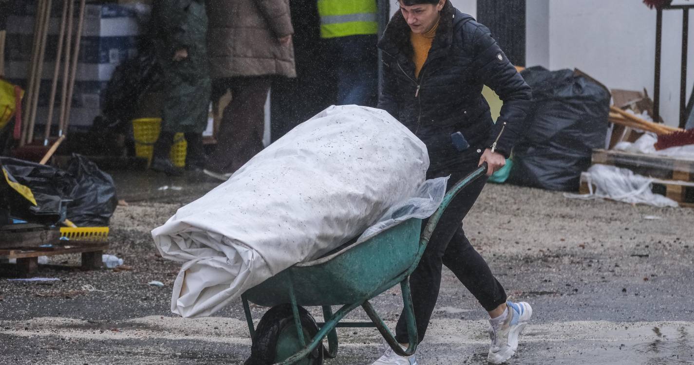 Mau tempo: População da Marinha Grande passa horas em filas à espera de telhas e lonas (com fotos)