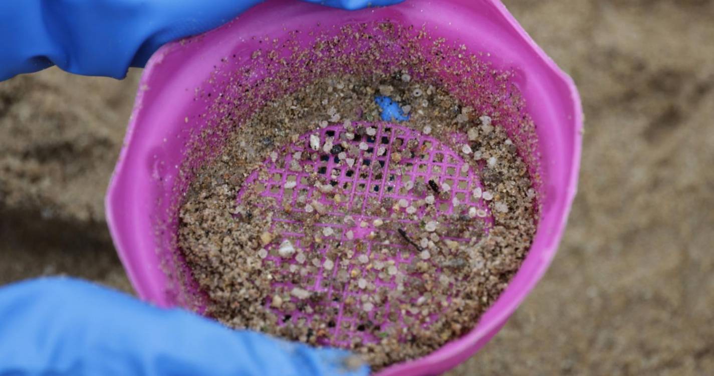 Alerta ambiental: Toneladas de minúsculas bolas de plástico perdidas em águas portuguesas dão à costa na Galiza