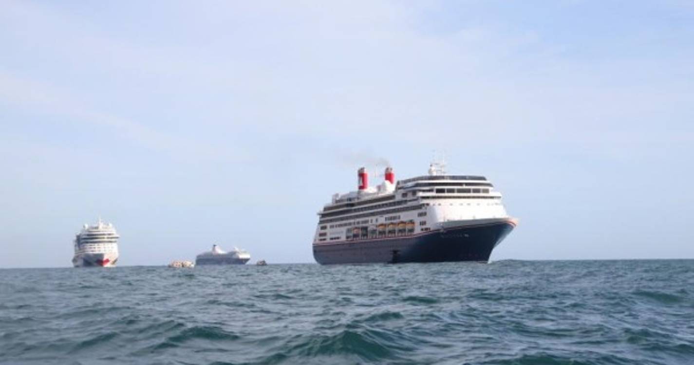 Veja de perto os navios que abrilhantam a baía do Funchal