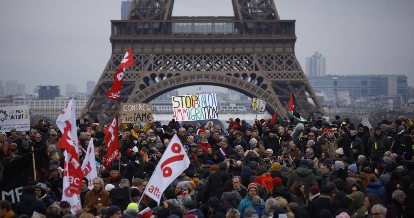 França: Dezenas de milhares de pessoas em manifestações contra lei da imigração