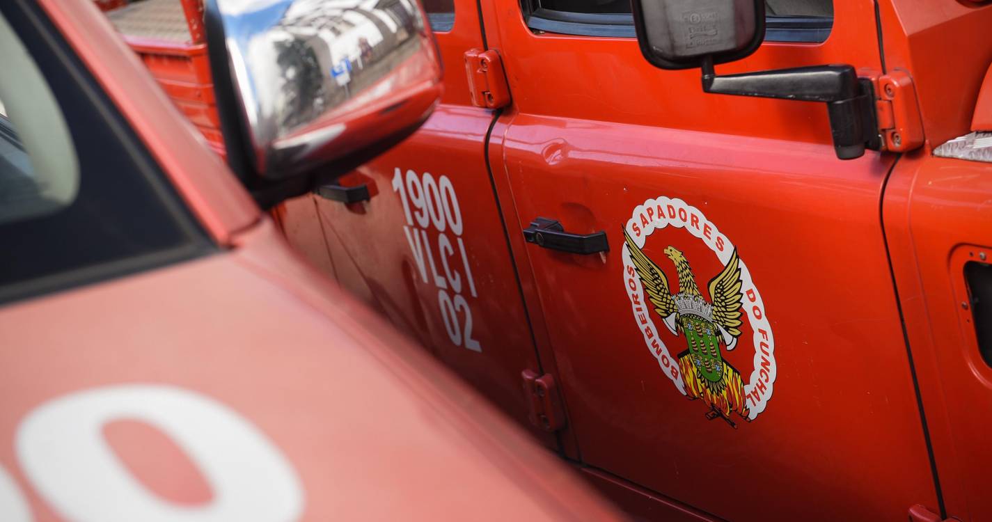 Carro capotou na rotunda do Hospital
