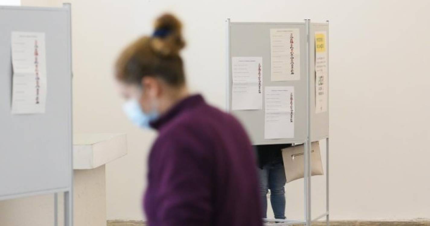 Imagens mostram como foi votar nas eleições em plena pandemia na Madeira (fotogaleria)