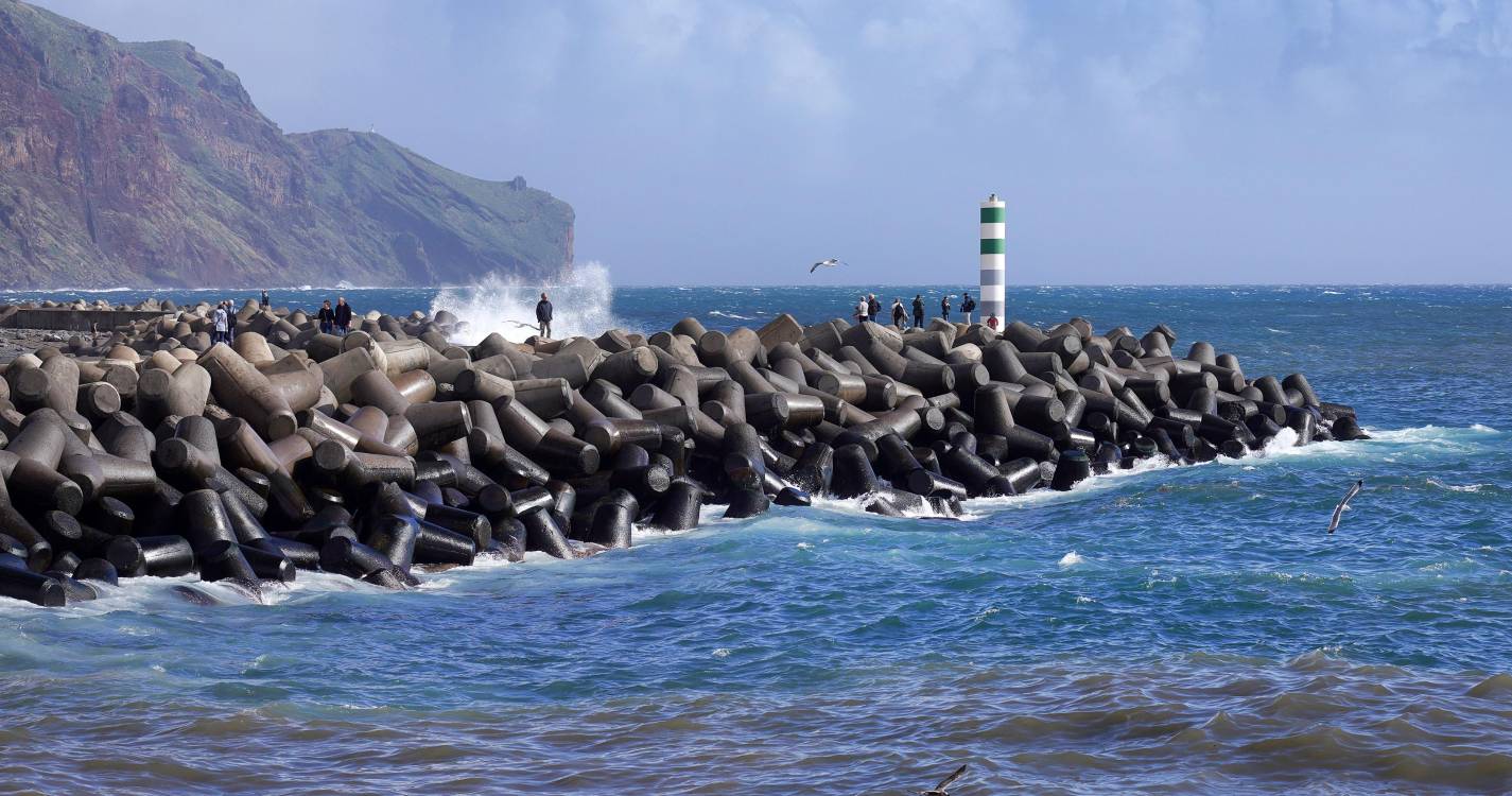 Capitania emite aviso de agitação marítima forte e vento até às 6h de sábado