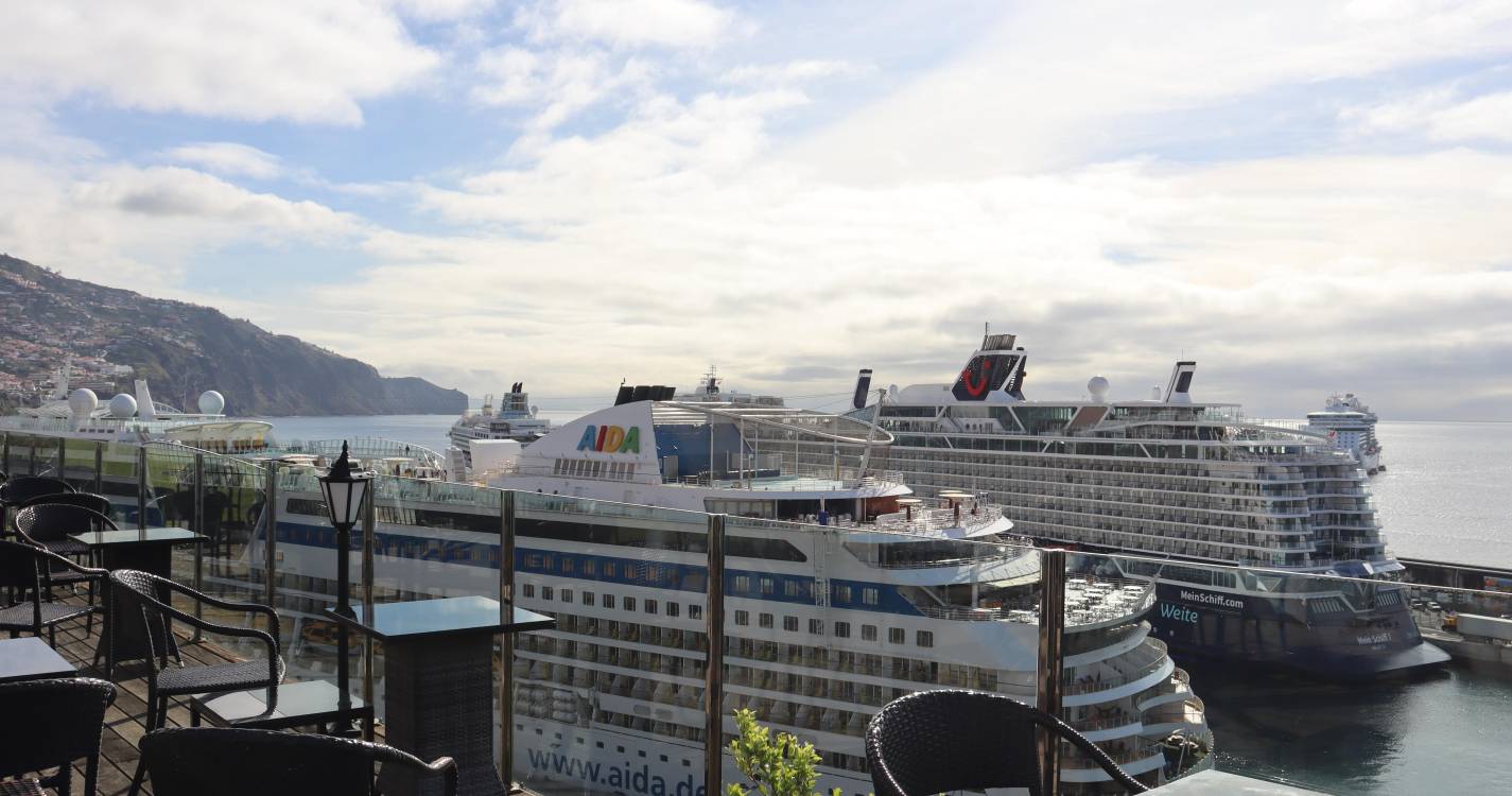 Porto do Funchal com casa cheia esta manhã