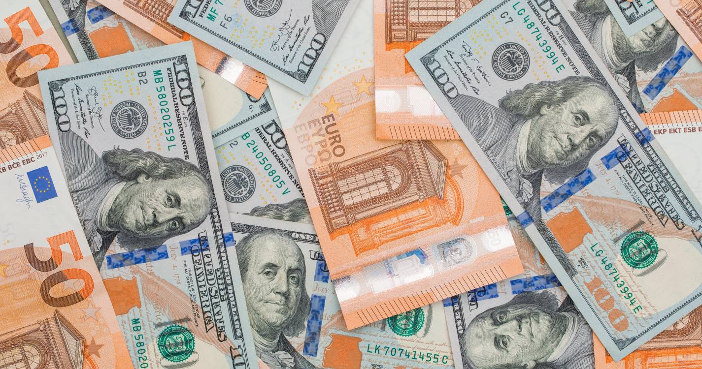 Euro avança face ao dólar no dia da decisão do BCE