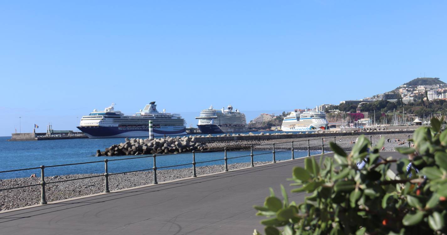 Três navios trazem mais de 9 mil pessoas