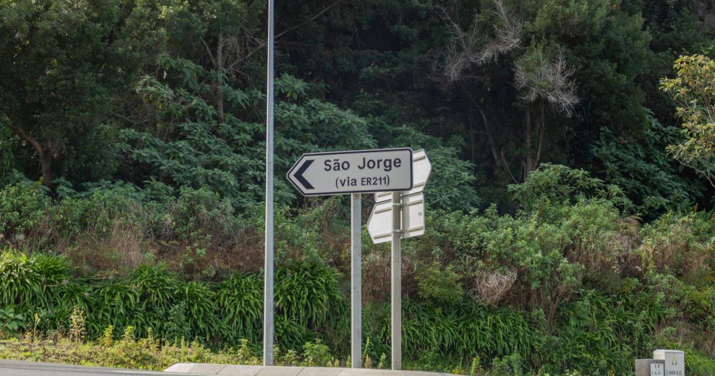 Capotamento faz dois feridos em São Jorge