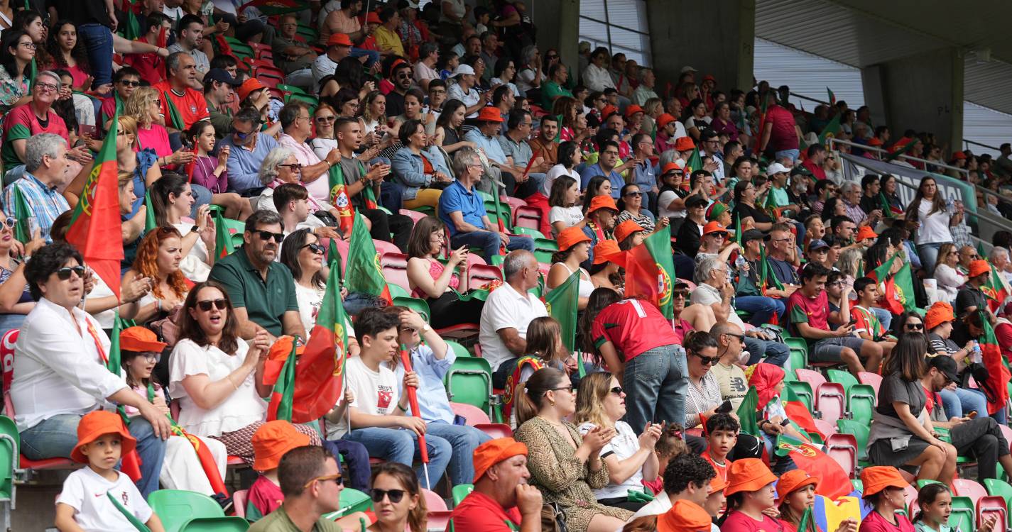 Nove adeptos proibidos de entrar em recintos desportivos devido a violência no desporto