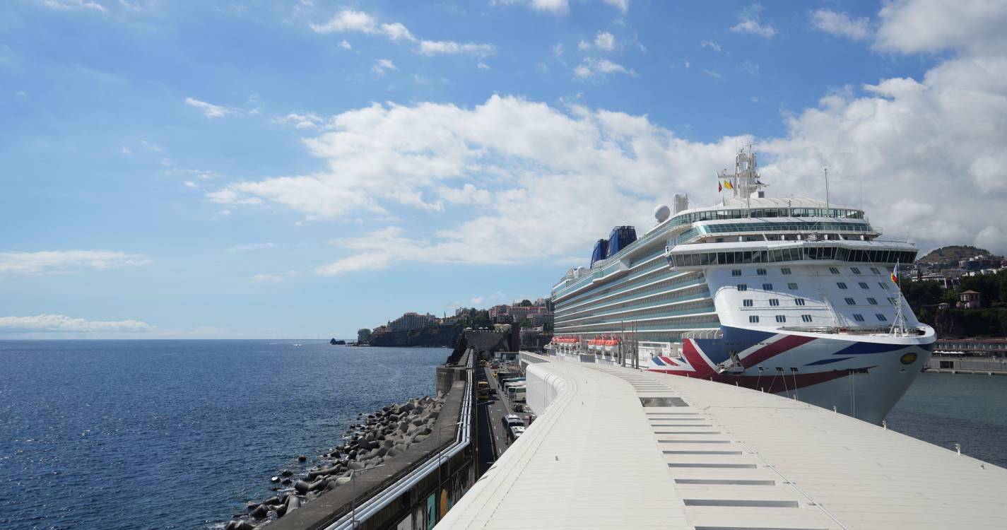 Britannia no Funchal com mais de cinco mil pessoas a bordo