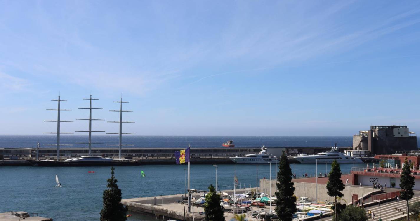 Um navio de cruzeiro e três super iates estão hoje acostados no porto funchalense