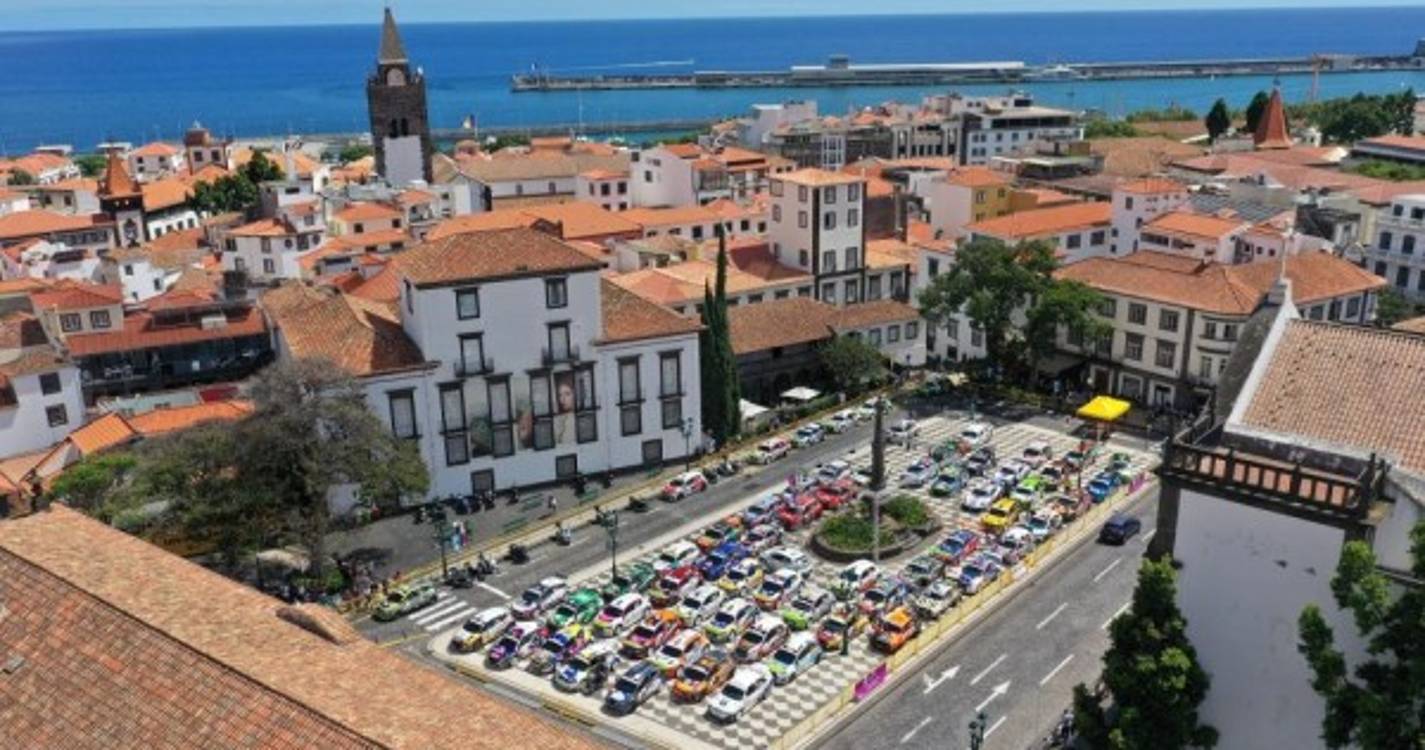 Fica assim a Praça do Município cheia de carros do Rali