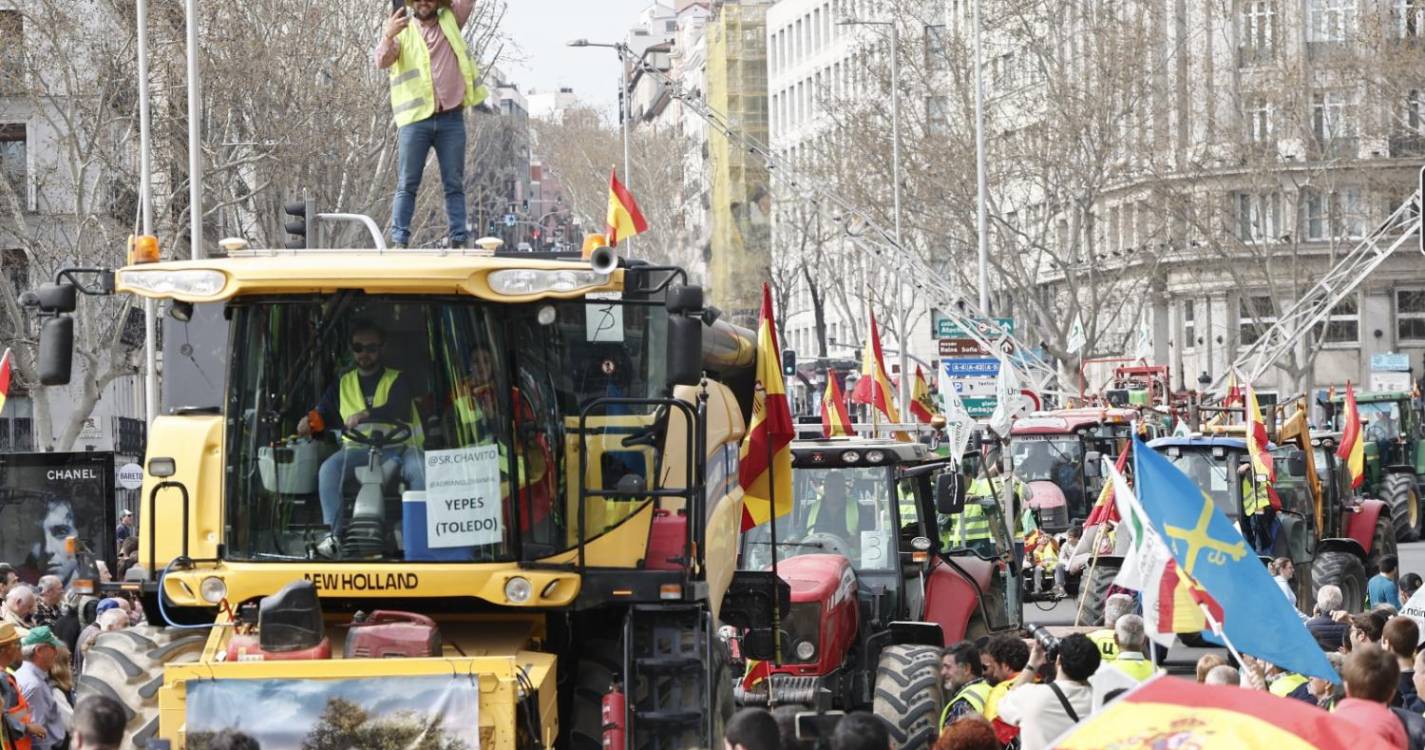 Centenas de agricultores em protesto no centro de Madrid