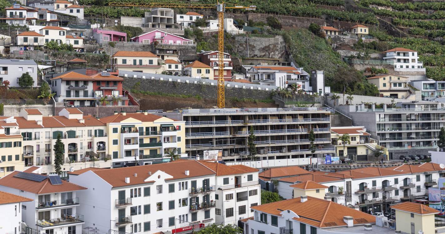 Bruxelas monitoriza e promete medidas para combater crise habitacional