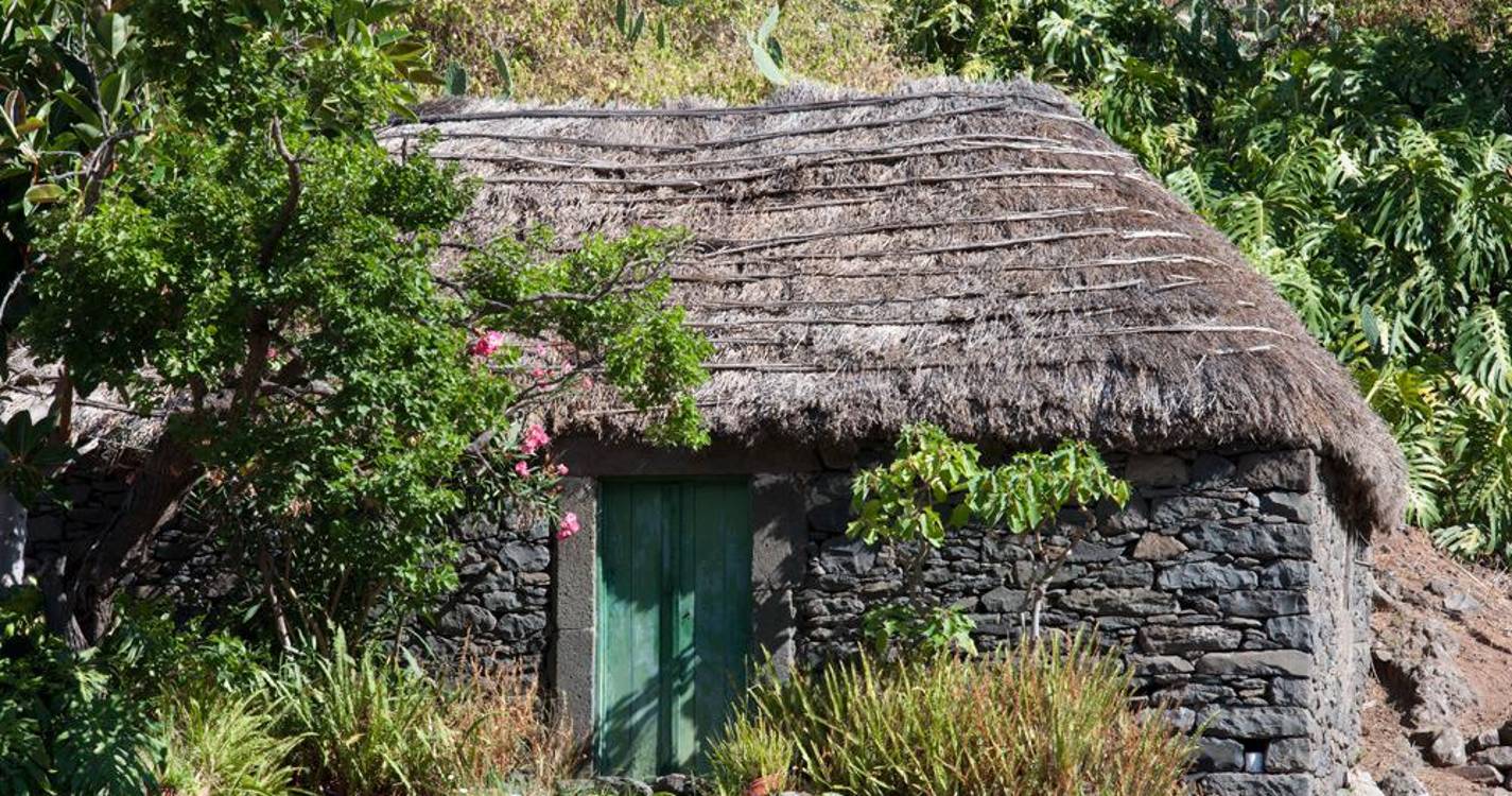 Galeria Anjos Teixeira debate tradição dos telhados de palha na Madeira