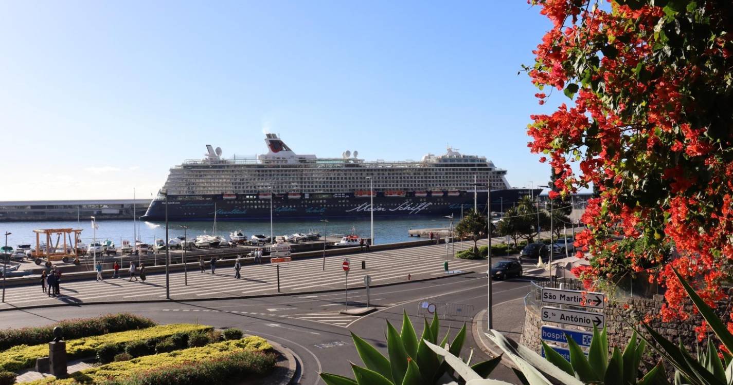 Porto do Funchal recebe o Mein Schiff 3 e aguarda pela chegada do AIDAstella